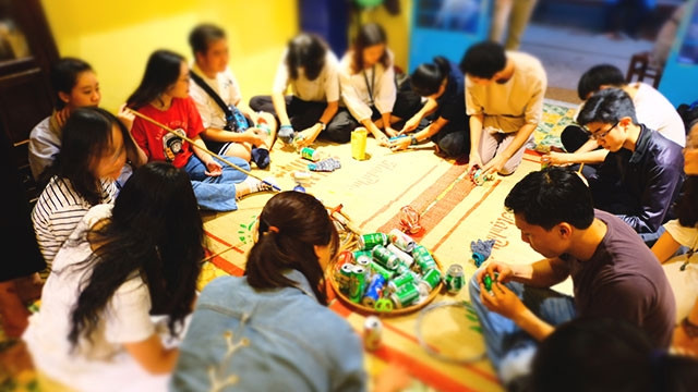 Cùng nhau làm lồng đèn từ vỏ lon.