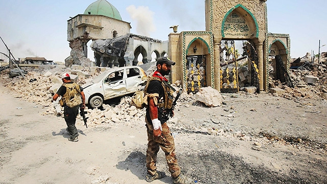 Binh sĩ Iraq tại đền thờ Hồi giáo Al-Nuri. Ảnh: FINANCIAL TRIBUNE