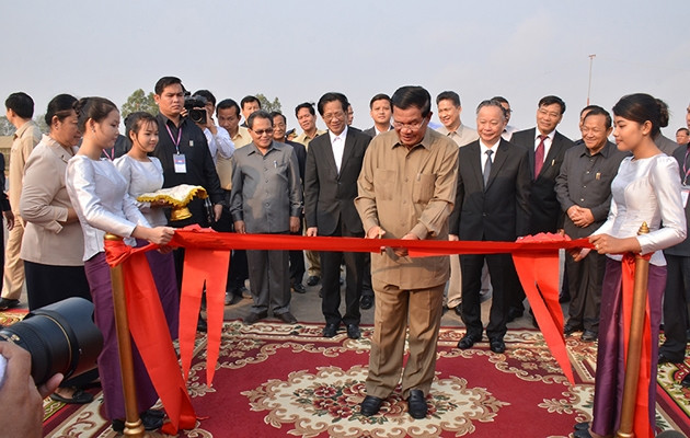 Thủ tướng Campuchia Samdech Hun Sen cắt băng khánh thành đại lộ.