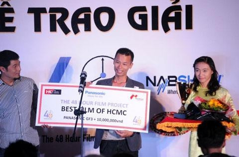 Nhà làm phim “Số Độc Đắc” nhận giải Phim xuất sắc nhất.