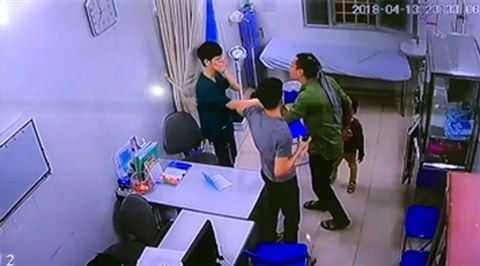Hành vi hành hung bác sĩ của đối tượng Thanh được camera ở bệnh viện ghi lại.