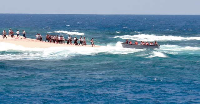 Vượt sóng cập đảo An Bang trong những ngày biển động. Ảnh: Đăng Khoa