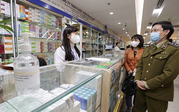 Lực lượng chức năng kiểm tra, tuyên truyền tại các cửa hàng thuốc, dụng cụ y tế ở trung tâm phân phối dược phẩm và thiết bị y tế Hapu, quận Thanh Xuân (Hà Nội). Ảnh: TRẦN VIỆT (TTXVN)