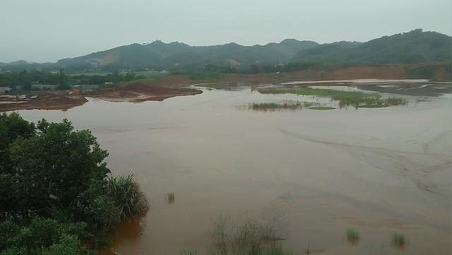 Moong Thác Lạc trở thành bãi chứa bùn đỏ và nước thải từ nhiều năm qua.