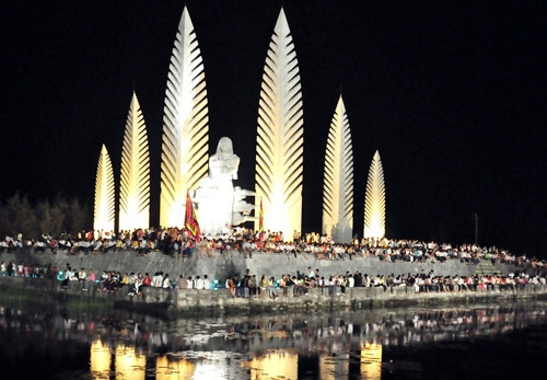 Cùng với độ lùi thời gian, ta sẽ càng hiểu hơn cái giá vô bờ của ngày thống nhất, để trân quý hơn những khoảnh khắc hòa bình.