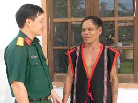 Ông A Hải (người bên phải) trò chuyện với cán bộ Công ty 78 (Binh đoàn 15).