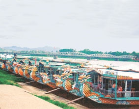 Thuyền rồng phục vụ khách du lịch trên<br>sông Hương. Ảnh : Công Hậu