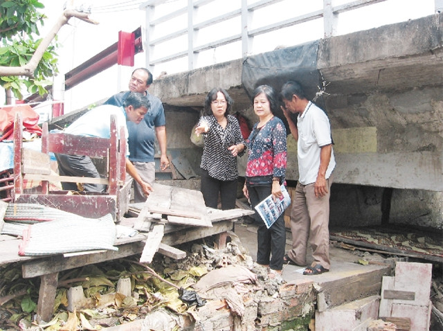 Chị Diệp Tiểu (người thứ ba từ phải sang) khảo sát phương án chống ngập trong một tuyến hẻm ở khu phố.
