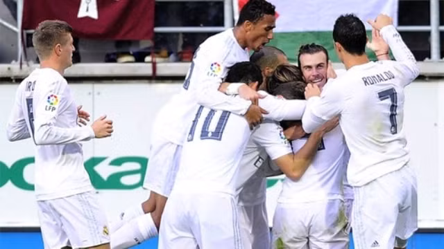 Các cầu thủ Real ăn mừng bàn thắng mở tỷ số của Bale ở phút 43. (Ảnh: Reuters).