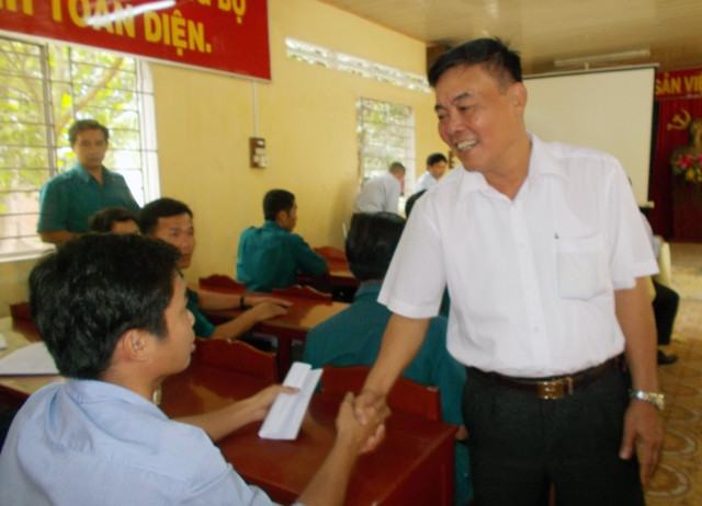 Bí thư Huyện ủy Mang Thít Nguyễn Thanh Liêm gặp gỡ bộ đội phục viên.