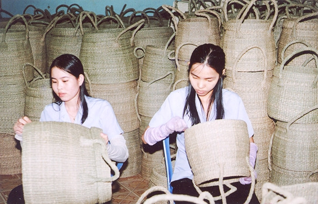 Sản xuất hàng thủ công mỹ nghệ xuất khẩu ở Hợp tác xã Vĩnh Phước, thị xã Ninh Hòa (Khánh Hòa).