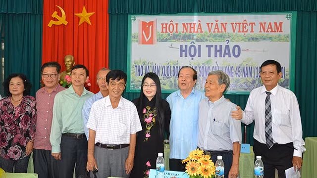Các nhà văn trong hội thảo “Thơ và văn xuôi đồng bằng sông Cửu Long 45 năm qua” tại tỉnh Bến Tre cuối tháng 8 vừa qua.