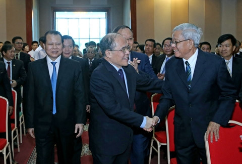 Chủ tịch QH Nguyễn Sinh Hùng với các đại biểu dự lễ kỷ niệm. ẢNH: NHAN SÁNG (TTXVN)