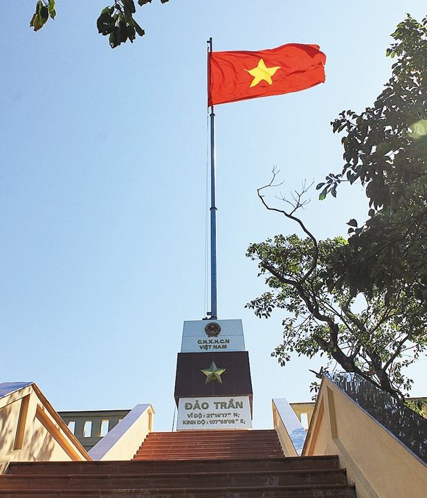 Cờ Tổ quốc tung bay trên đảo.