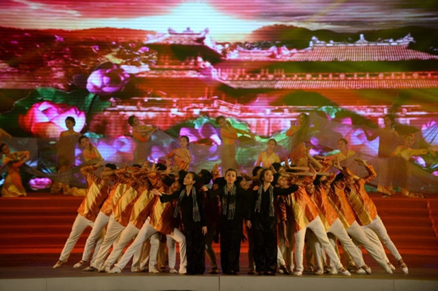 Một tiết mục văn nghệ trong chương trình cầu truyền hình: "Hà Nội - Huế - TP Hồ Chí Minh - Nghĩa tình sắt son".