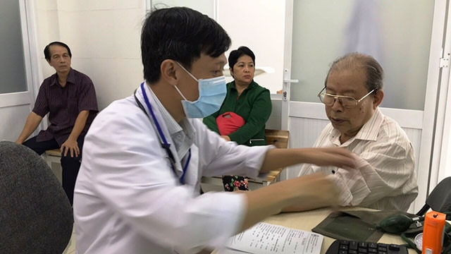 Người dân cần chủ động đến khám tại các cơ sở y tế nếu thấy xuất hiện triệu chứng bệnh có nguy cơ truyền nhiễm.