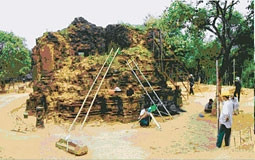 Trùng tu Tháp Chàm ở Mỹ Sơn (Quảng Nam)
