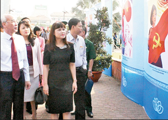 Các đại biểu tham quan tại triển lãm tranh cổ động kỷ niệm 85 năm Ngày thành lập Đảng.