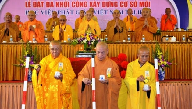 Tiến hành nghi thức đặt đá khởi công xây dựng cơ sở mới Học viện Phật giáo Việt Nam tại Huế.