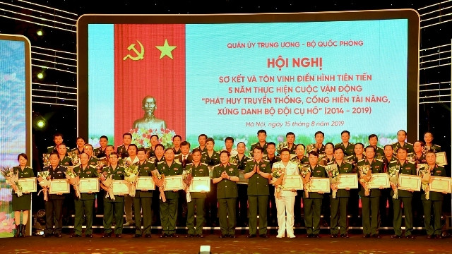 Trao Bằng khen của Bộ trưởng Quốc phòng tặng các tập thể điển hình tiên tiến toàn quân trong thực hiện Cuộc vận động 5 năm qua.