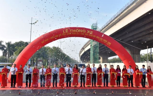 Phó Thủ tướng Trịnh Đình Dũng, Chủ tịch UBND TP Hà Nội Nguyễn Đức Chung cùng các đại biểu cắt băng thông xe tuyến đường.