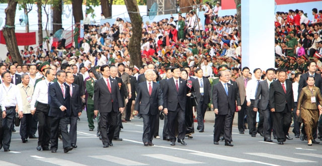 Đoàn Lãnh đạo Đảng và Nhà nước dự Lễ mít-tinh, diễu binh, diễu hành kỷ niệm 40 năm Ngày giải phóng miền nam, thống nhất đất nước (1975-2015).