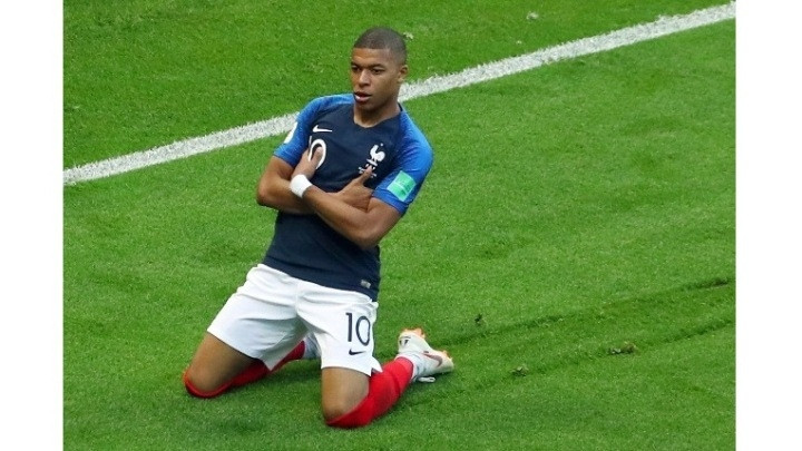 Tiền đạo 19 tuổi của tuyển Pháp, Kylian Mbappe ăn mừng bàn thắng ghi được vào lưới Argentina ở trận đấu đầu tiên của vòng 16 đội World Cup 2018. (Ảnh: Reuters)