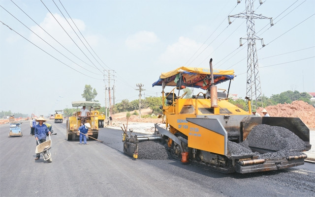 Thi công đường dẫn lên cầu Đông Trù. Ảnh: Duy Linh