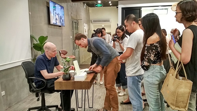 Alain de Botton ký sách tặng độc giả.