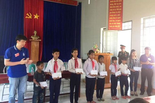 Tặng quà cho gia đình chính sách và học sinh nghèo vượt khó học giỏi huyện Sa Thầy.