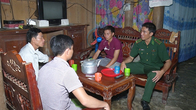 Cán bộ Đồn Biên phòng Hạnh Dịch phối hợp tuyên truyền người dân thực hiện kế hoạch hóa gia đình.