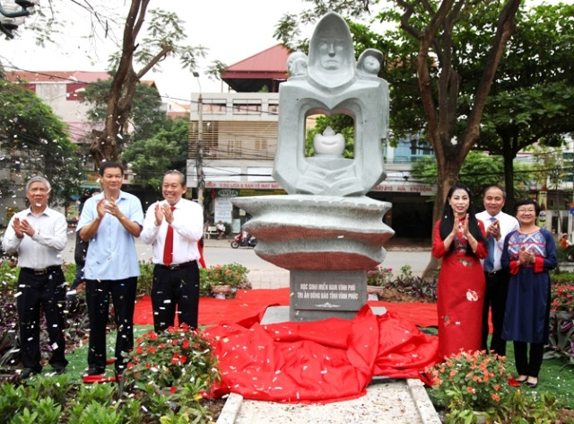 Biểu tượng "Lòng mẹ" được đặt ở vị trí trang trong trong Công viên Bảo tàng tỉnh.