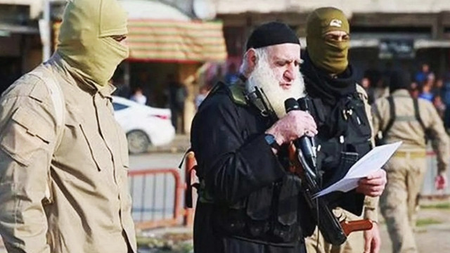 Abu Omer (giữa) đọc cáo trạng tù nhân trước khi hành quyết họ. Ảnh: TWITTER