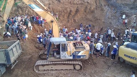 Nghi có vàng hàng trăm người dân xóm Ngành xã Tiến Sơn huyện Lương Sơn đã đổ về công trình thi công tìm vận may.