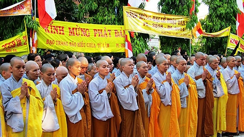 Hàng nghìn tăng, ni và đồng bào phật tử tề tựu tại chùa Từ Đàm (TP Huế) dự Đại lễ Phật đản 2014. (Ảnh: CÔNG HẬU)
