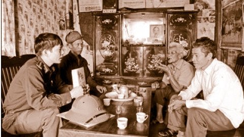 Cán bộ, chiến sĩ Ðồn Biên phòng Ka Lăng, huyện Mường Tè (Lai Châu) tuyên truyền vận động người dân xây dựng phát triển kinh tế - xã hội và bảo vệ an ninh biên giới.       Ảnh: TRẦN HẢI