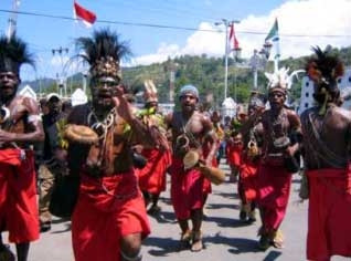 Một nhóm biểu tình ăn mặc theo lối thổ dân cổ xưa