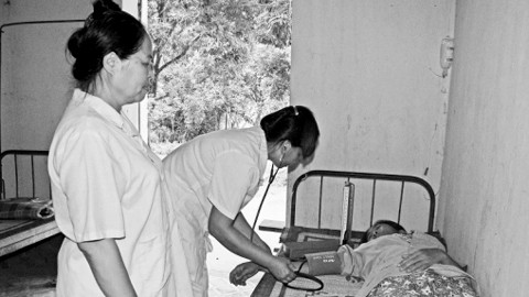 Khám, chữa bệnh cho bệnh nhân ở Trạm y tế xã Yên Nghiệp, huyện Lạc Sơn (Hòa Bình).