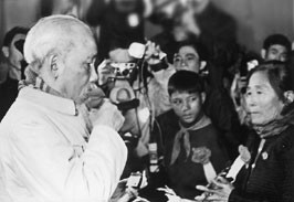 Bác Hồ hỏi thăm mẹ Suốt và "Cháu ngoan
Bác Hồ" Hoa Xuân Tứ trong Đại hội anh
hùng Chiến sĩ thi đua chống Mỹ cứu nước,
12