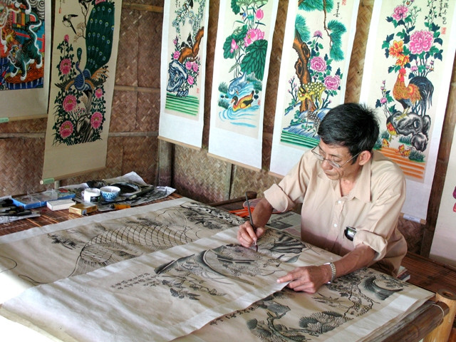 Nghệ nhân Lê Đình Nghiên trình diễn kỹ thuật vẽ tranh dân gian Hàng Trống. Ảnh: Mai Ngọc