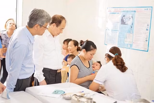 Tiêm chủng vaccine 5 trong 1 (SII) tại Trạm Y tế xã Thi Sơn, huyện Kim Bảng, tỉnh Hà Nam ngày 25-5-2019.