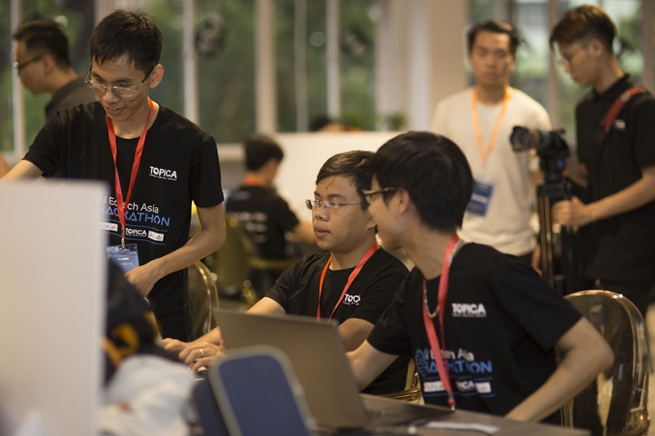 Thí sinh tham gia Cuộc thi TOPICA AI Edtech Asia Hackathon 2017 - Cuộc thi công nghệ lớn nhất Đông - Nam Á về trí tuệ nhân tạo (AI) được tổ chức tại BKHUP.