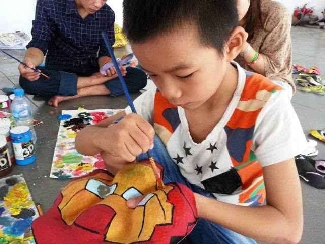 Trẻ em với mặt nạ giấy bồi truyền thống.