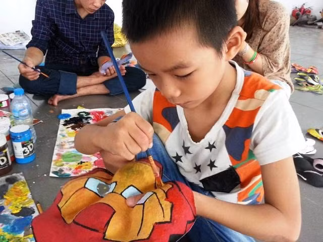 Trẻ em với mặt nạ giấy bồi truyền thống.