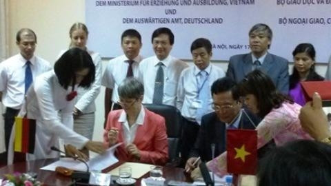 Đại sứ CHLB Đức Jutta Frasch và Bộ trưởng Bộ GD-ĐT Phạm Vũ Luận ký kết Thỏa thuận hợp tác.