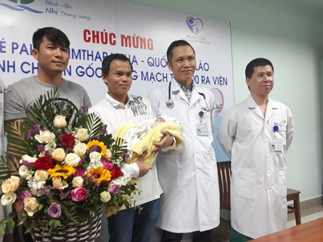 Lãnh đạo Trung tâm Tim Mạch trẻ em chúc mừng bệnh nhi ra viện.