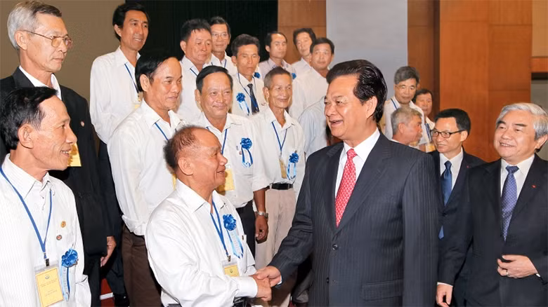 Thủ tướng Nguyễn Tấn Dũng gặp mặt các nhà sáng chế không chuyên nghiệp tiêu biểu năm 2015.Ảnh: ĐỨC TÁM (TTXVN)