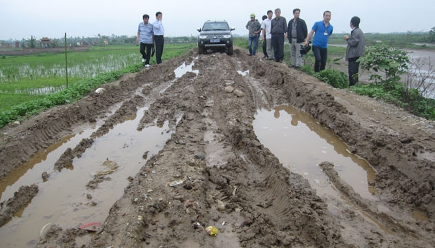 Xe bảy chỗ cũng không thể vượt qua đoạn đê này.