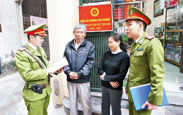 Đại úy Nguyễn Trọng Tùng (ngoài cùng bên phải) cùng đồng đội thường xuyên tiếp xúc với người dân để nắm tình hình địa bàn. 