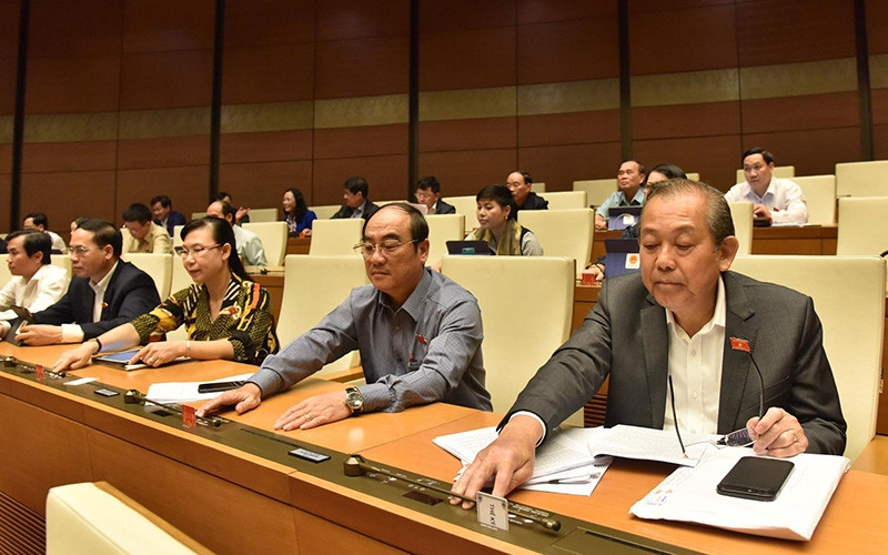 Các đại biểu bấm nút thông qua Luật Chứng khoán (sửa đổi). (ẢNH: DUY LINH)